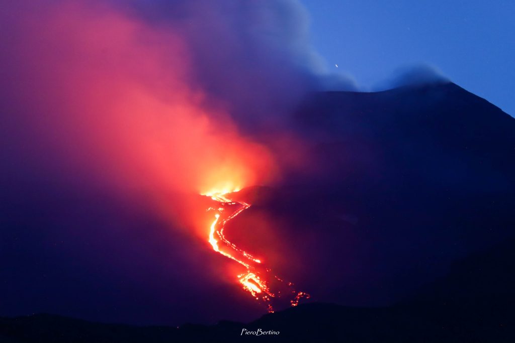 Etna, la nuova colata lavica a 3.000 m - Foto Piero Bertinoalle del Bove - Foto Piero Bertino