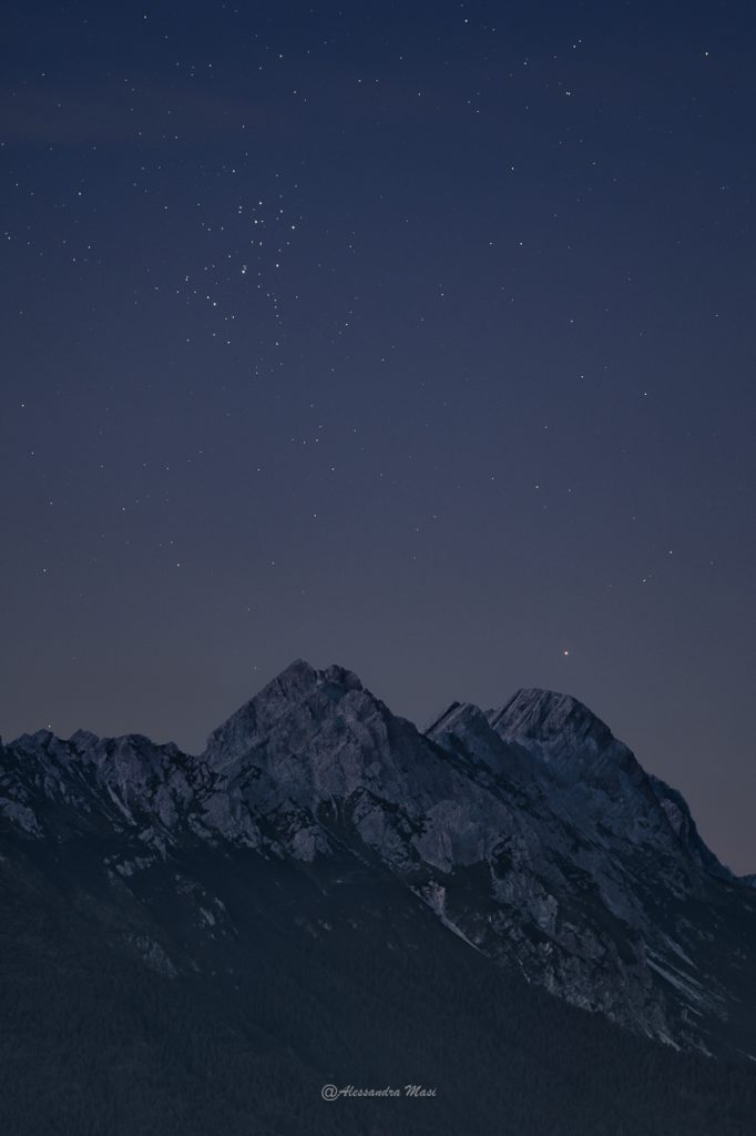 Incontro ravvicinato tra le Pleiadi e Marte sopra le Dolomiti d’oltre Piave - Foto Alessandra Masi