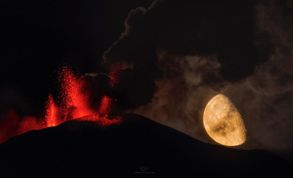 Etna e Luna visti da Bronte - Foto Marcella Giulia Pace