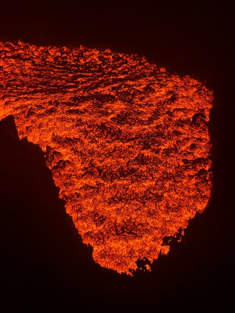 Dettaglio della colata lavica di fine giugno sull'Etna - Foto Vincenzo Greco, Guida Vulcanologica dell'Etna