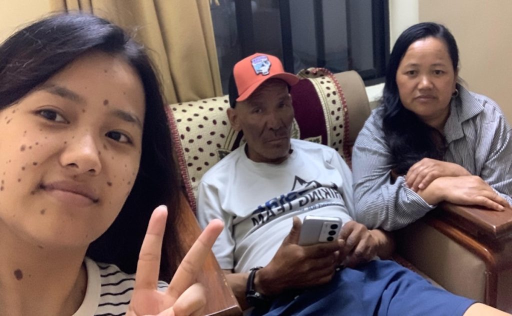 Dawa Sherpa con la sua famiglia