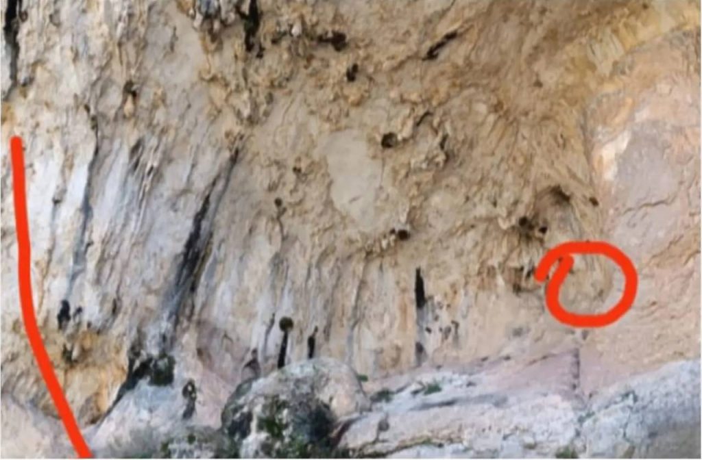 Il tiro aperto e la posizione della incisioni rupestri. Foto Desnivel